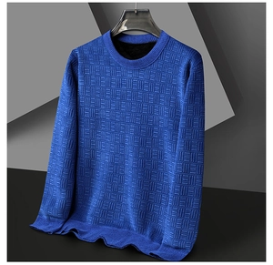 Détail de la texture en maille chenille épaisse et motif à carreaux bleus sur ce pull pour homme