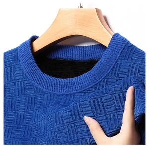 Détail d'un pull en chenille bleu roi avec doublure polaire noire chaude et texture quadrillée