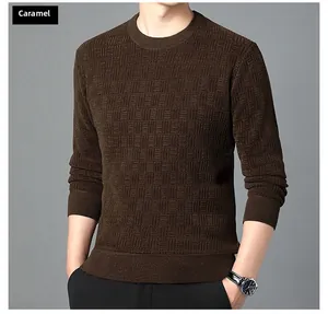 Détail du pull en chenille caramel avec texture géométrique 3D et poignets côtelés