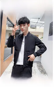 Détail de la veste bomber pour homme avec surpiqûres contrastées et grandes poches