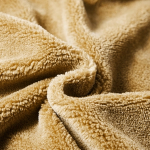 Veste homme en polaire sherpa jaune moutarde épaisse avec texture douce et chaude