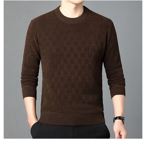 Gros plan du pull en chenille pour homme montrant la texture en maille 3D et les poignets