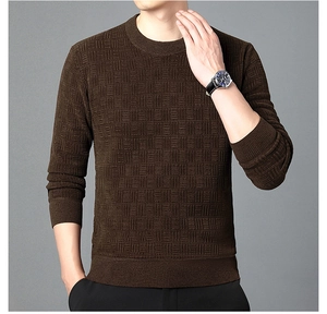 Détail du pull en chenille marron foncé montrant la texture de tricot géométrique