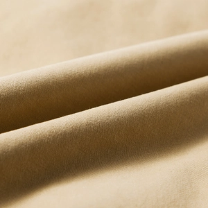 Gros plan sur la texture sergé kaki pour veste épaisse en coton doublée de polaire