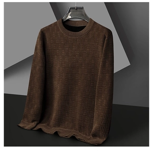 Détail d'un pull en chenille marron pour homme avec maille carrée et bords-côtes