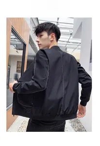 Vue arrière du bomber noir pour homme avec des surpiqûres blanches contrastées stylées