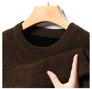Détail du col d'un pull en chenille marron foncé pour homme avec doublure polaire épaisse