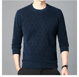 Détail du pull en maille chenille bleu marine avec texture à carreaux et bords côtelés