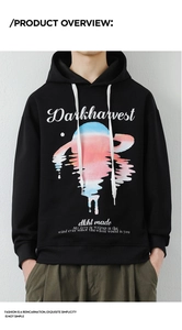 Détail du sweat à capuche noir avec imprimé planète coloré et art Darkharvest