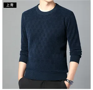 Détail de la texture en maille gaufre bleu marine et col rond sur ce pull pour homme