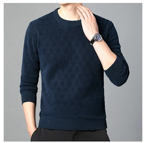 Détail macro du pull en chenille bleu marine avec texture géométrique en relief