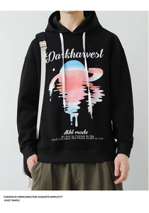 Détail de l'imprimé artistique de planète et texte blanc sur un sweat à capuche noir