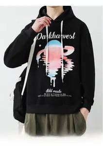 Gros plan sur l'imprimé vintage et l'inscription Darkharvest d'un sweat à capuche noir