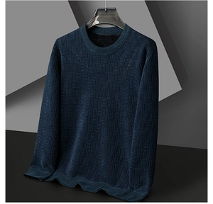 Détail du pull en chenille bleu marine avec motif à carreaux et doublure polaire