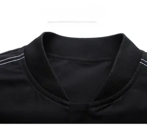 Détail du col baseball noir avec surpiqûres blanches contrastées sur la veste