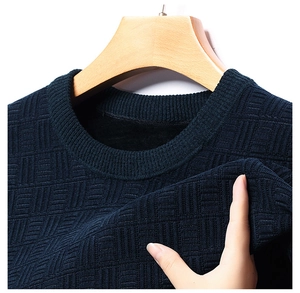 Vue détaillée de la texture du tricot chenille bleu marine et de l'élasticité du tissu