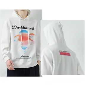 Détail du sweat à capuche blanc avec imprimé vintage et graphismes de coucher de soleil