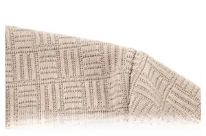 Détail des coutures d'épaule et texture gaufrée sur ce pull beige en chenille