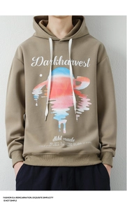 Détail de l'imprimé artistique dégradé et lettrage de marque sur sweat à capuche kaki