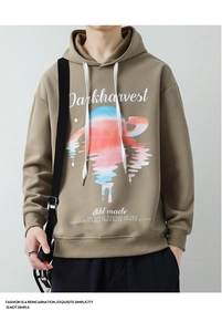 Détail d'un sweat à capuche kaki avec imprimé vintage soleil couchant et texture en maille douce