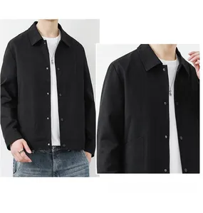 Detail einer schwarzen Herrenjacke mit Revers, feiner Stoffstruktur und verdeckten Knöpfen