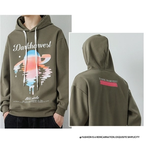 Détail du sweat à capuche olive avec imprimé Darkharvest et design à épaules tombantes