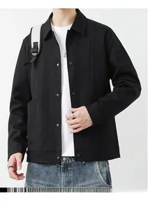 Detail der schwarzen Herren-Freizeitjacke mit Umlegekragen und matten Knöpfen im Nahbild