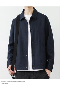 Detail der dunkelblauen Workwear-Jacke mit klassischem Kragen und Knopfverschluss vorne