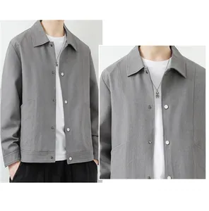 Detailansicht der grauen Herrenjacke mit Umlegekragen und Druckknöpfen über weißem Shirt