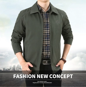 Détail de la veste vert armée avec emblème 19JP71, zip en métal et ceinture en cuir à boucle