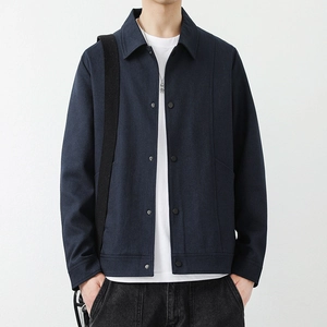 Minimalistische dunkelblaue Herrenjacke mit Revers und glatter Textur für den Frühling