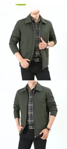 Détail d'une veste à revers vert militaire avec broderie ronde et fermeture zippée