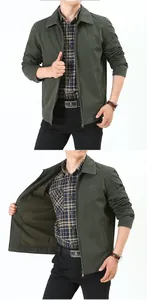 Détail d'une veste homme vert foncé avec fermeture zippée et écusson brodé sur la poitrine