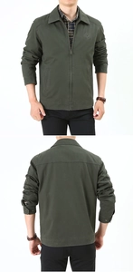 Détail d'une veste en coton vert armée montrant le col rabattu et la broderie poitrine