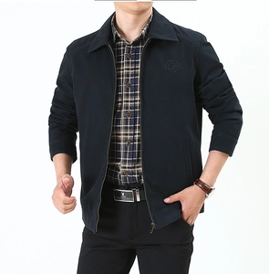 Détail d'une veste business casual bleu marine avec col rabattu et broderie circulaire