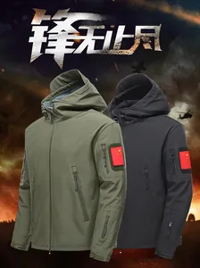 Détail de la veste tactique softshell vert militaire avec écusson drapeau et zips étanches