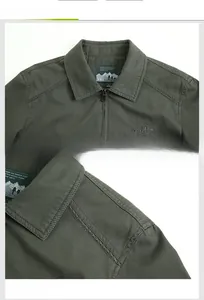 Détail de la veste vert olive avec logo rond brodé et coutures d'épaule renforcées
