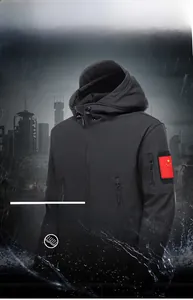 Détail de la veste tactique softshell noire avec tissu imperméable et écusson de bras