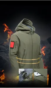 Détail de la manche de veste tactique olive avec écusson et poignet réglable