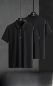 Détail de polo en soie glacée noire avec patte à trois boutons et liseré blanc discret