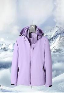 Détail d'une veste de randonnée violette imperméable avec col coupe-vent et poignets