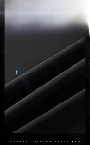 Gros plan sur un tissu en soie glacée noire respirante avec texture sergée pour polos