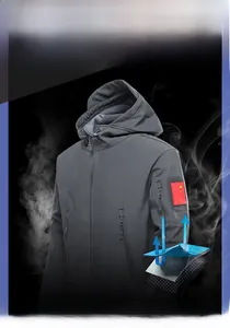 Détail de la manche d'une veste tactique softshell avec patch drapeau et tissu étanche
