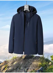 Détail de la veste outdoor bleu marine imperméable avec capuche et poches zippées Explore