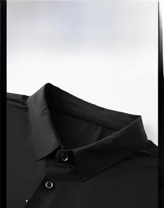 Détail du col d'un polo noir pour homme montrant les coutures précises et la fermeture à bouton