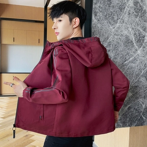 Giacca a vento da uomo bordeaux con cappuccio, strisce riflettenti e vestibilità comoda