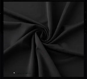 Gros plan sur le tissu en soie glacée noire montrant une texture fine et souple