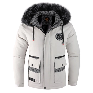 Detailweergave van een lichtgrijze parka met een grote zwarte kraag van imitatiebont