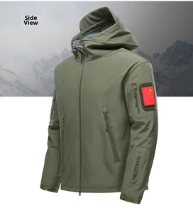 Vue latérale d'une veste tactique softshell vert olive avec zips imperméables