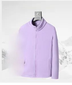 Vue détaillée de la veste intérieure en polaire mauve clair avec col montant et texture